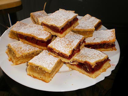 Almás és meggyes pite