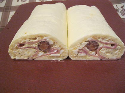 Kolbászos sajttekercs