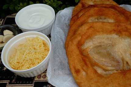 Burgonyás lángos fokhagymával, tejföllel, sajttal