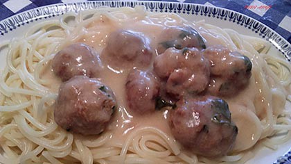 Tejfölös húsgombóc spagettivel