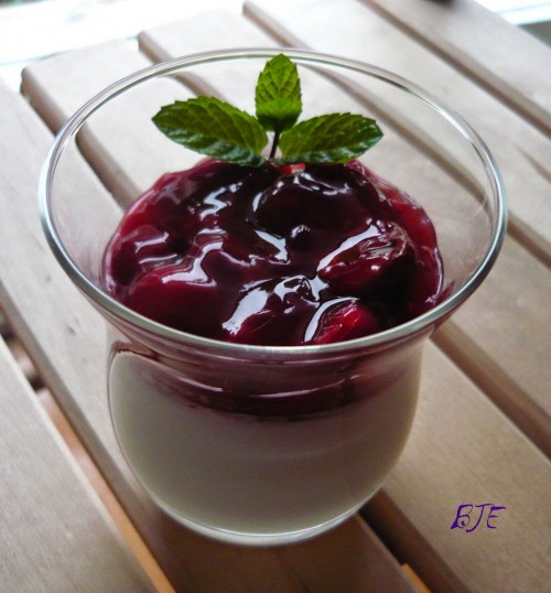 Panna Cotta meggyszósszal