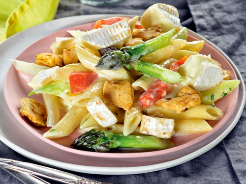 Csirkés-spárgás penne camembert-rel