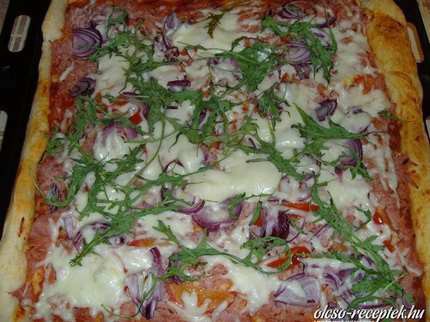 Sonkás-ruccolás pizza