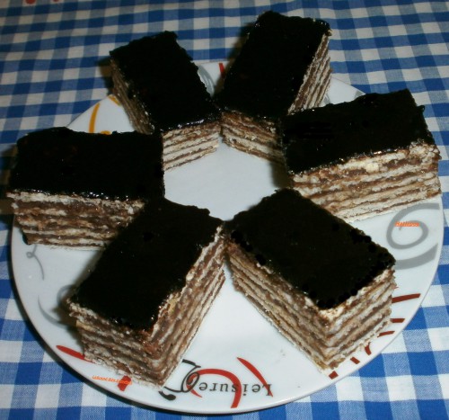 Hatlapos-dobos szelet tányéron
