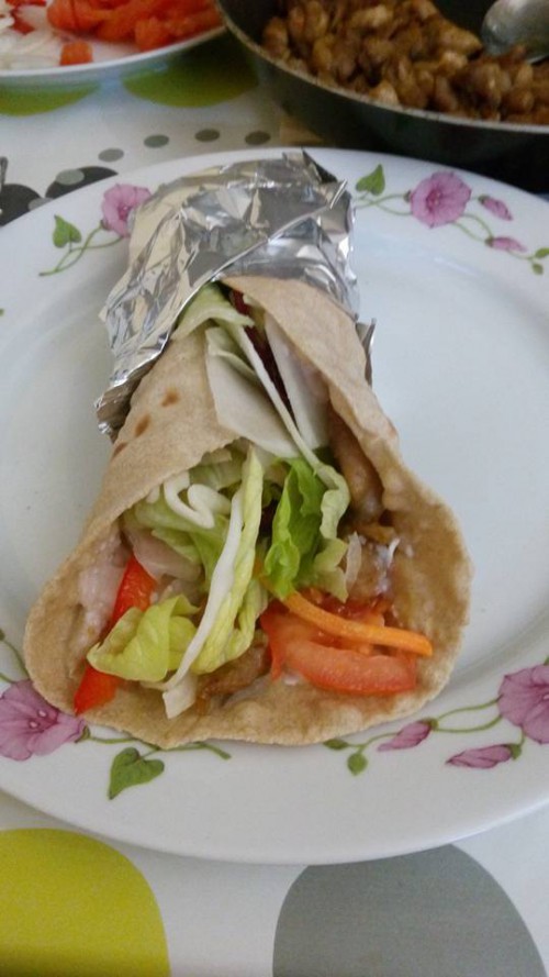 Gyros, házi tortillával.