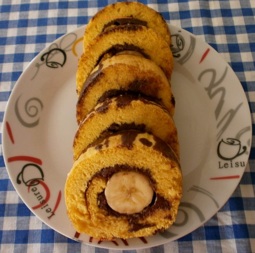 Nutellás-banános piskótatekercs szeletbe.