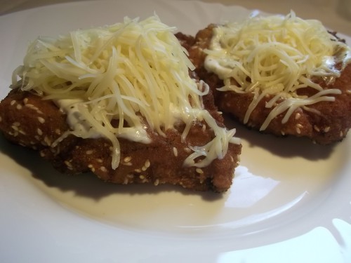 Rántott hús fokhagymás tejföllel és sajjtal