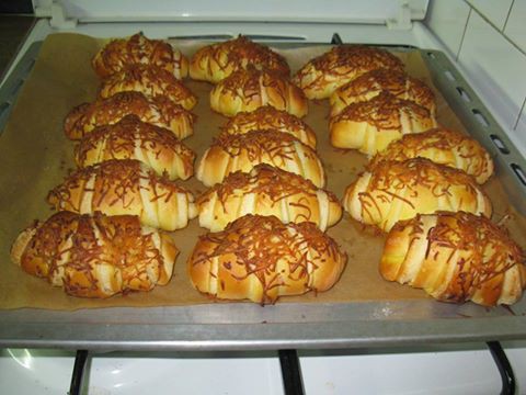 Füstöltsajtos croissantok