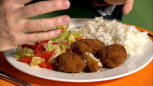 Mozzarellás húsgolyó rizzsel és salátával