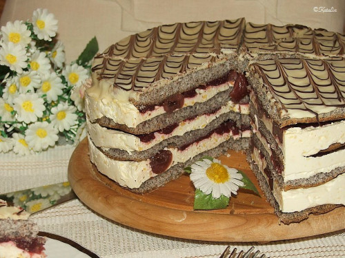 Meggyes máktorta