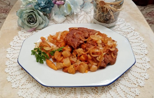 Hagymás tarja, pirított zöldséggel